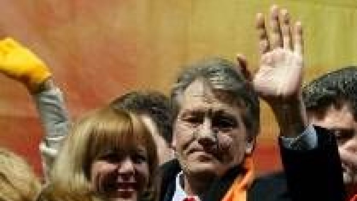 Viktor Yuschenko, junto a su esposa, en una imagen tomada hace unos días en Kiev