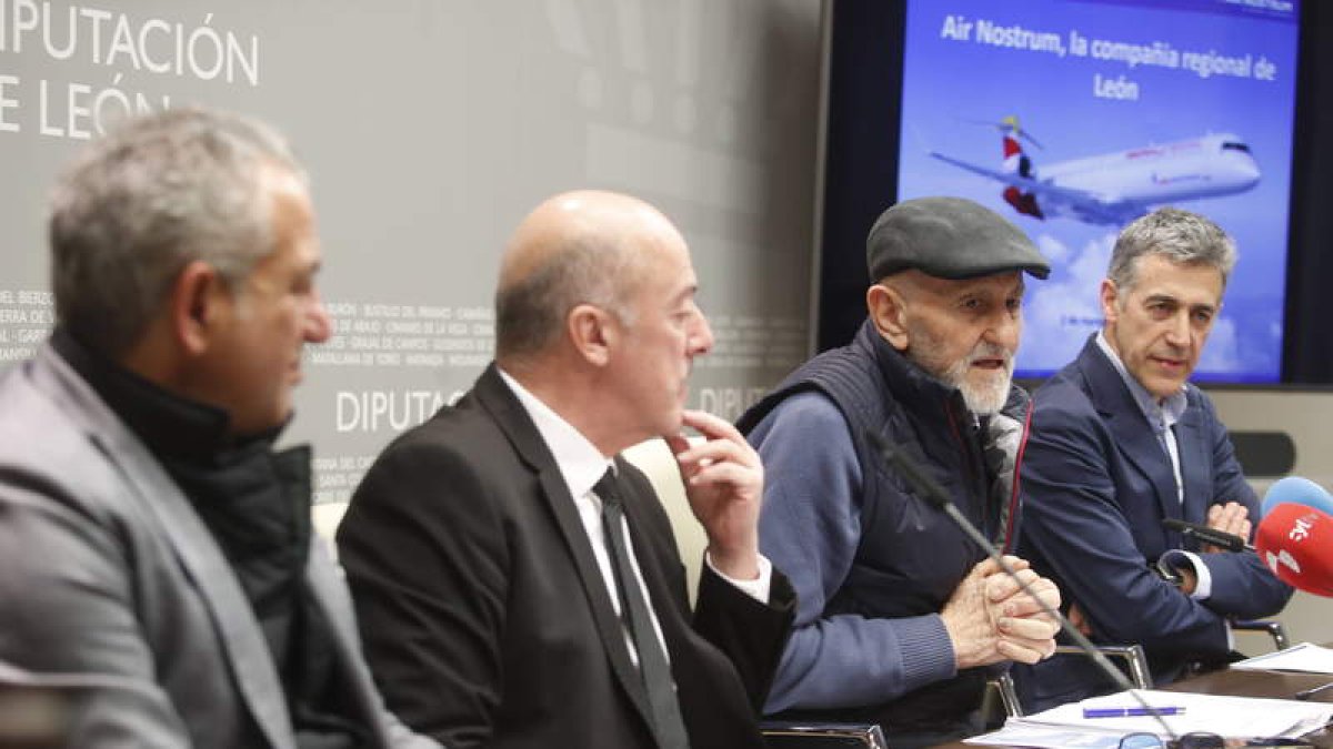 Nicanor Sen, Juan Corral, Matías Llorente y Carmelo Alonso, en la presentación de la campaña. RAMIRO