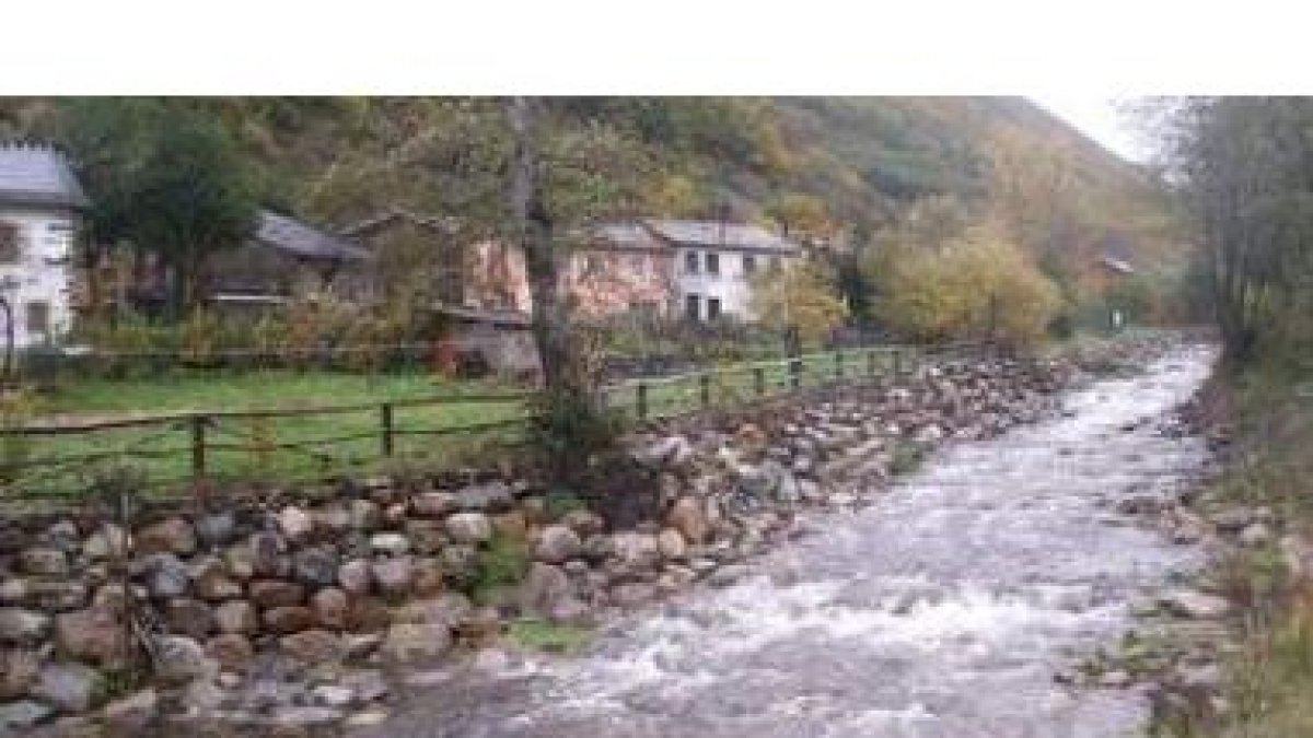 Imagen del río Salentinos, con las márgenes restauradas, a su paso por Salentinos.