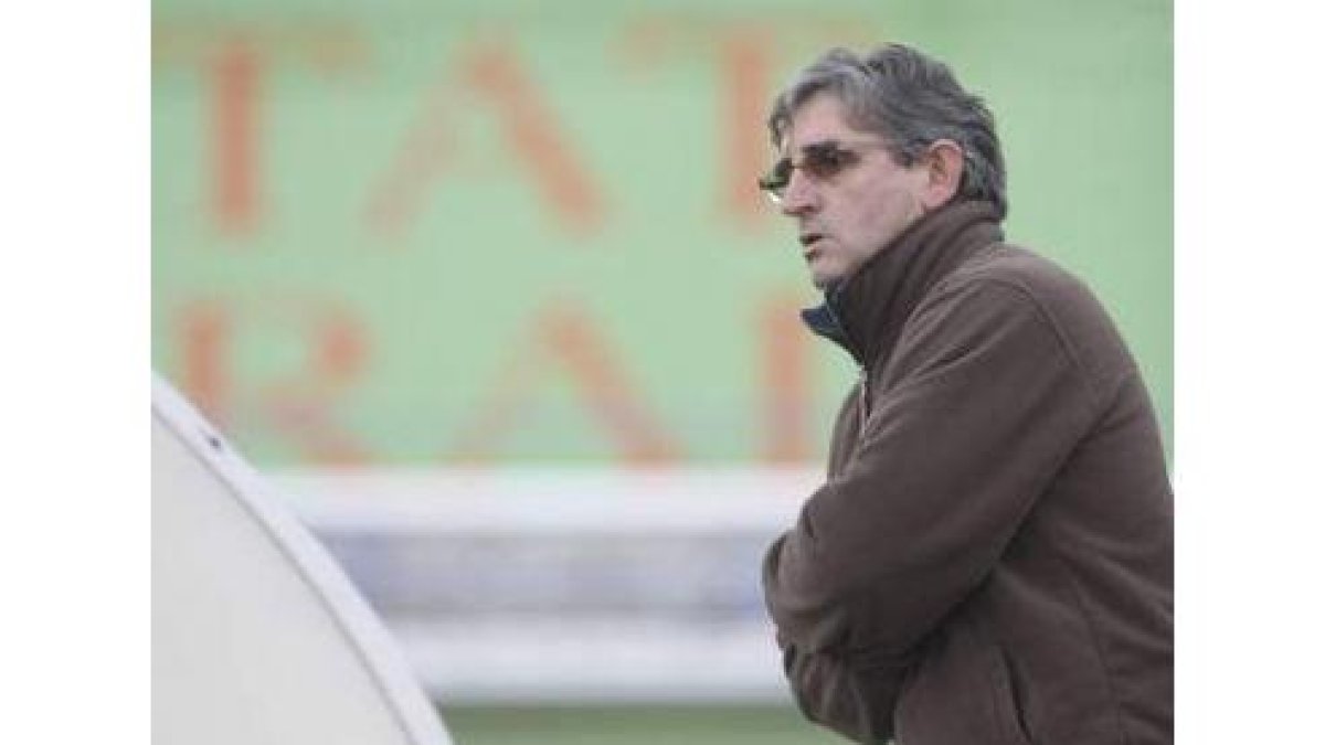 Simón Pérez regresa a los banquillos de Tercera División.