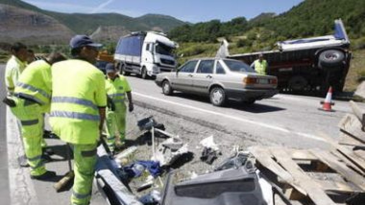 Imagen de archivo de un accidente de tráfico correspondiente al año pasado en una carretera leonesa