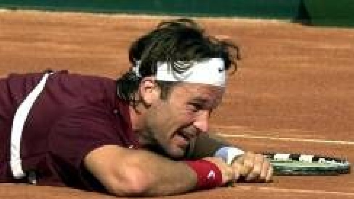 Moyà celebra su decisiva victoria sobre Gastón en la semifinal de Copa Davis celebrada en Málaga