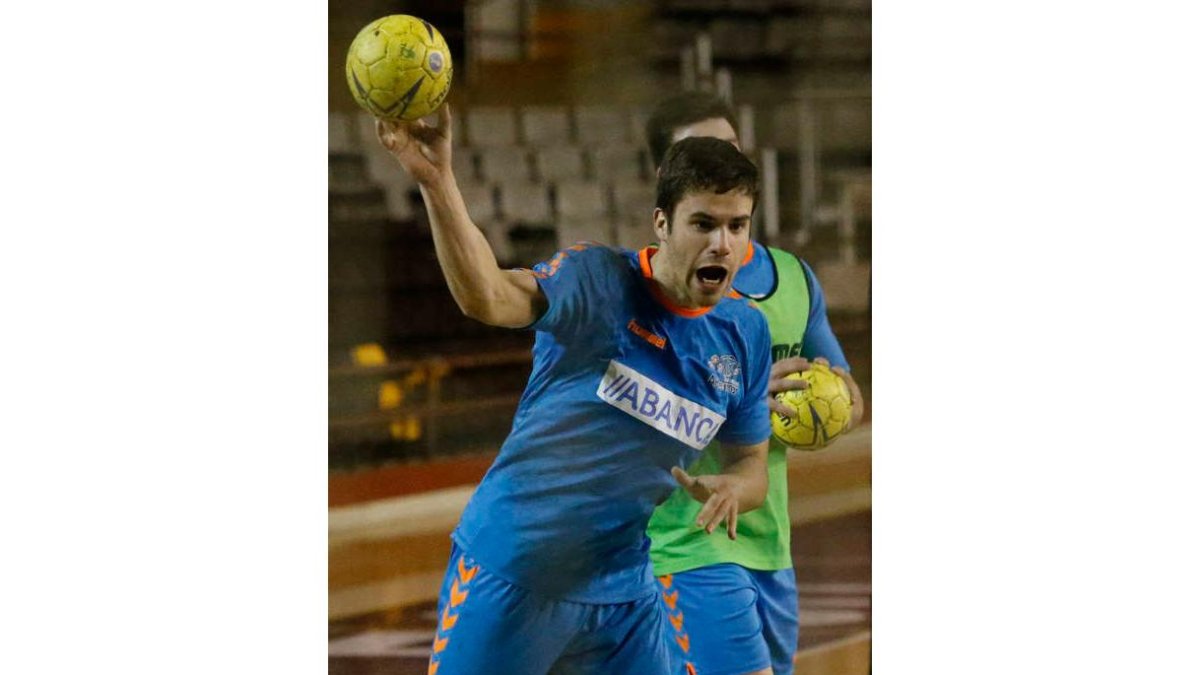 Rodrigo, durante un entrenamiento con el Abanca Ademar. RAMIRO