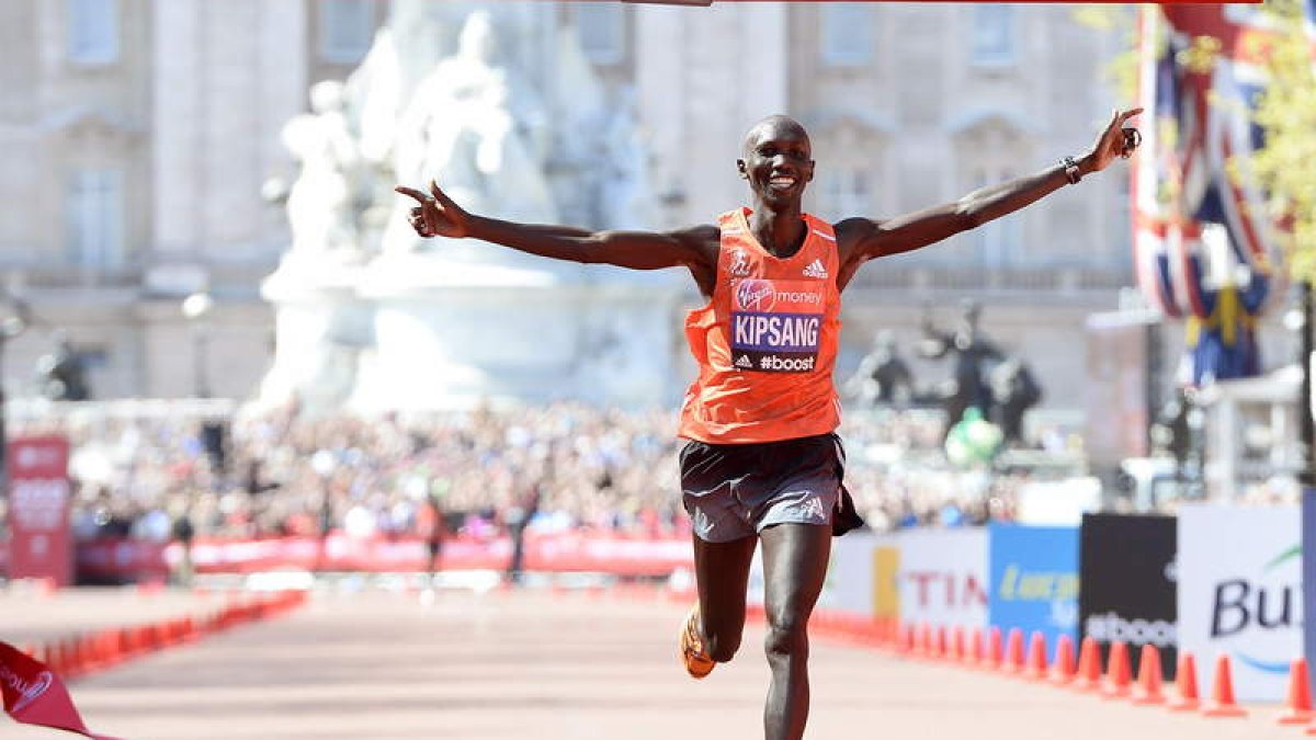 El keniata Kipsang al cruzar la línea de meta.