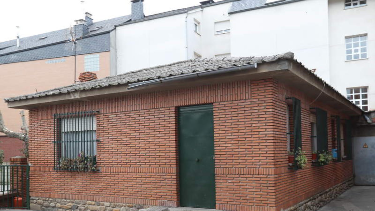Los tres adolescentes agredieron a la conserje en esta casa, ubicada dentro del recinto escolar. L. DE LA MATA