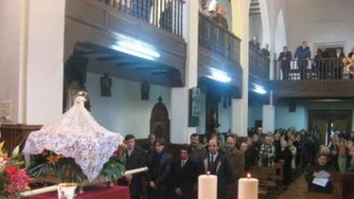 La iglesia parroquial de Santa Lucía de Gordón se vistió con sus mejores galas para celebrar el día