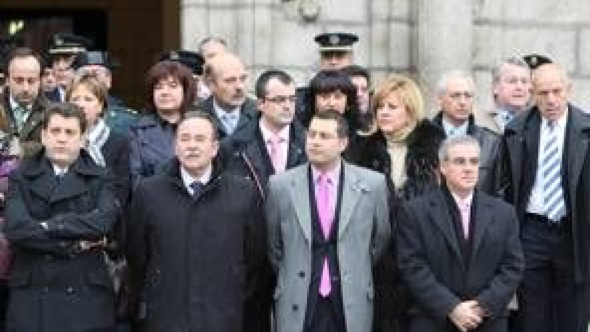 A la derecha, el alcalde y Saavedra, encabezando la concentración
