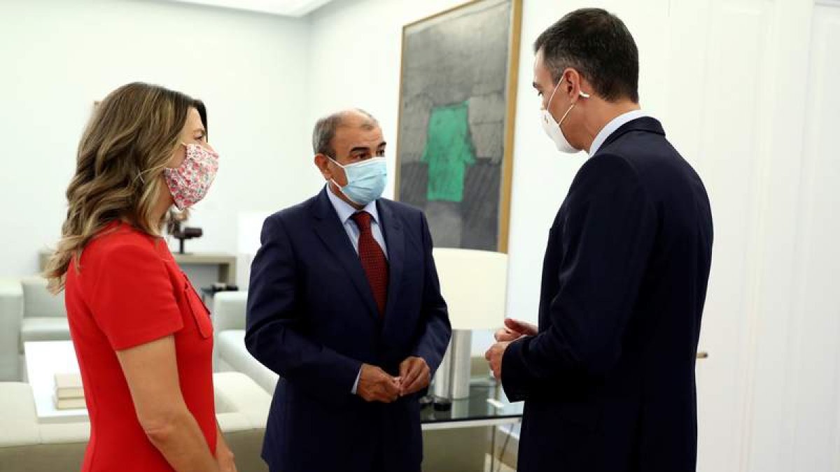 Pedro Sánchez, la ministra Yolanda Díaz y el presidente del Cepes, Juan Antonio Pedreño, ayer en la Moncloa. FERNNO CALVO