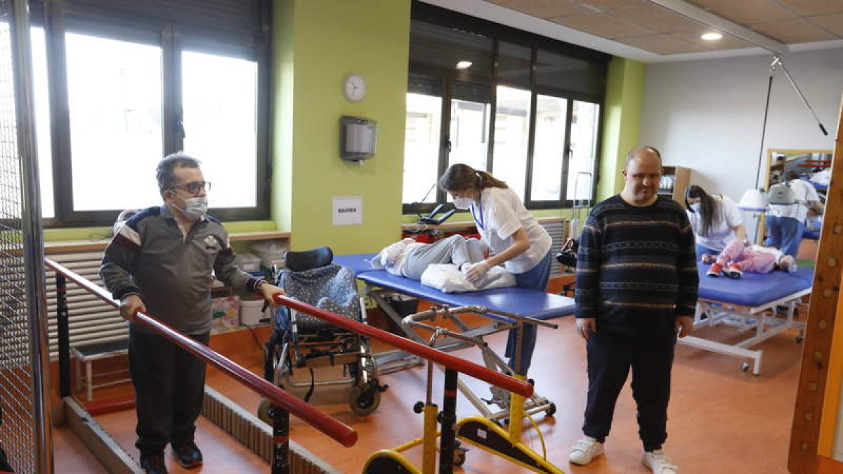 El aula de fisioterapia de Aspace León en San Cayetano, con varios usuarios. MARCIANO PÉREZ