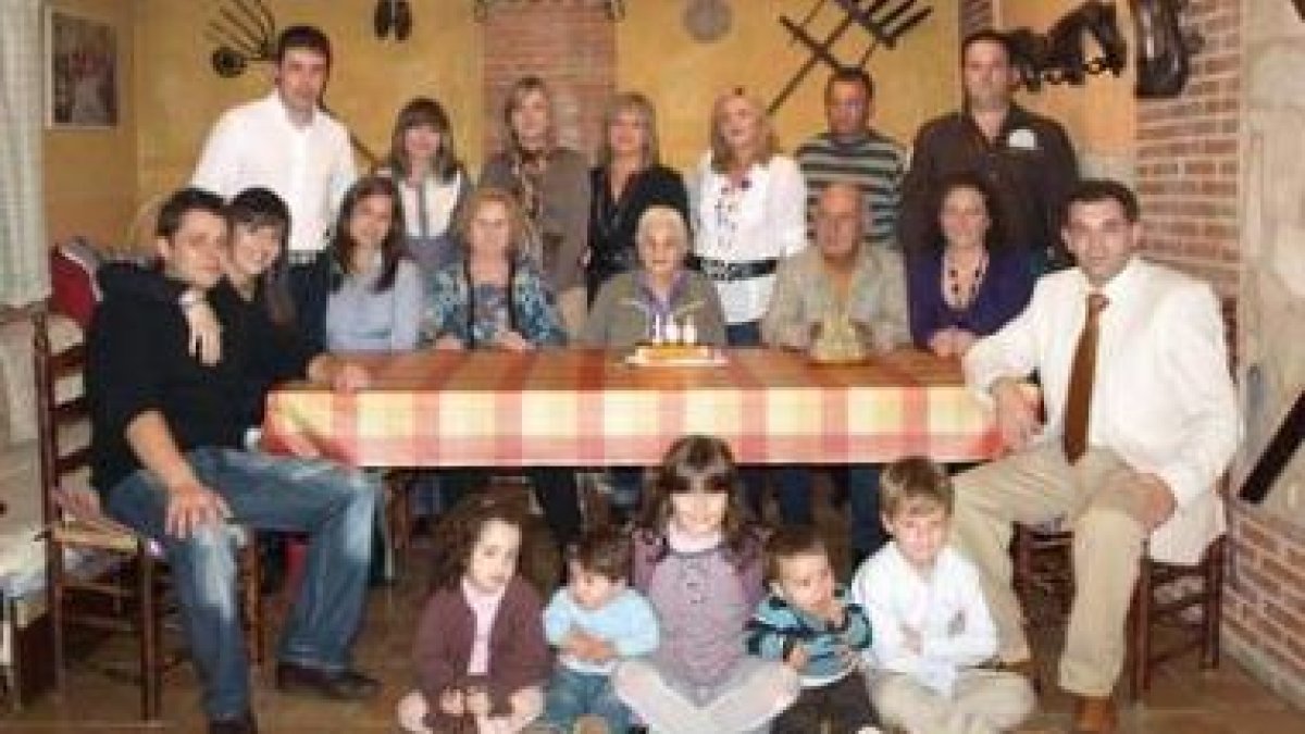 La familia entera se reunió para celebrar el centenario de Eloína Pérez Robles.