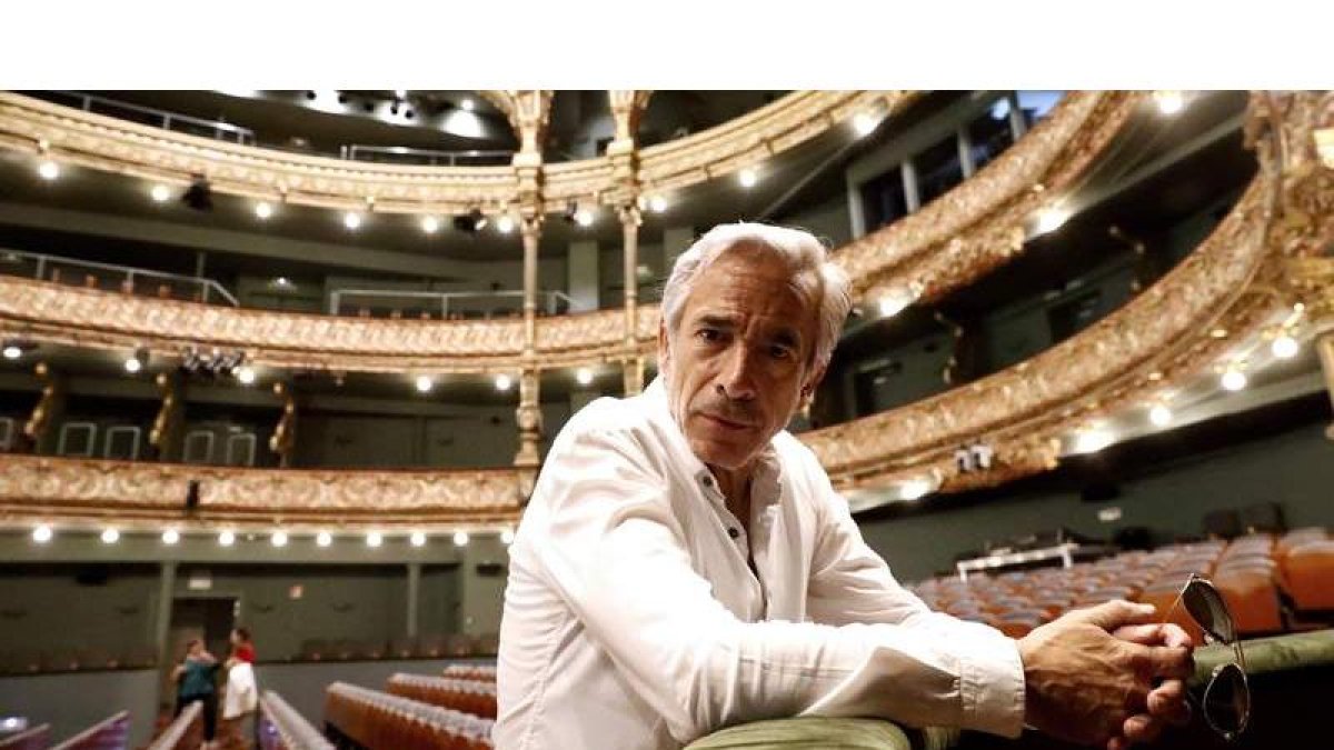 El actor leonés Imanol Arias en el Teatro Campos de Bilbao, donde representa ‘La vida a palos’. LUIS TEJIDO