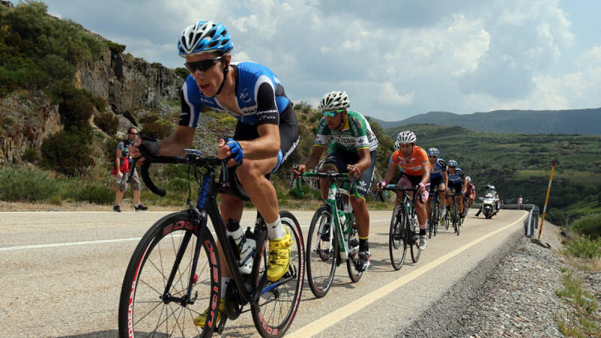 Varios corredores escapados durante una de las etapas de la Vuelta a León en la edición del año pasado
