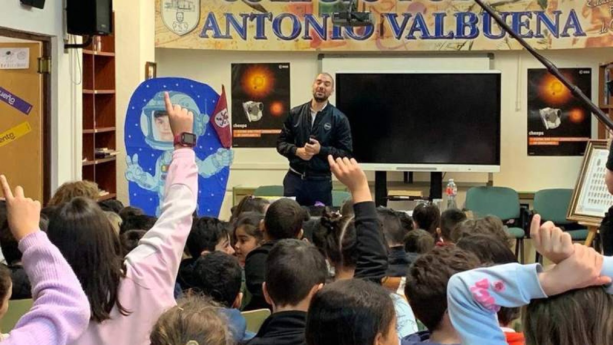 Pablo Álvarez, durante su visita al colegio en el que estudió. DL