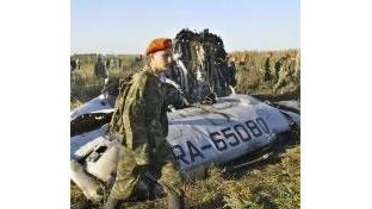 Un grupo de soldados examina uno de los Tupolev siniestrados