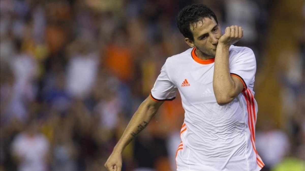 Dani Parejo celebra el segundo gol del Valencia contra el Alavés.