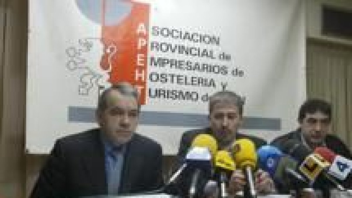 Esteban Díez, Luis Martínez y Norberto Arribas, en un momento de la rueda de prensa