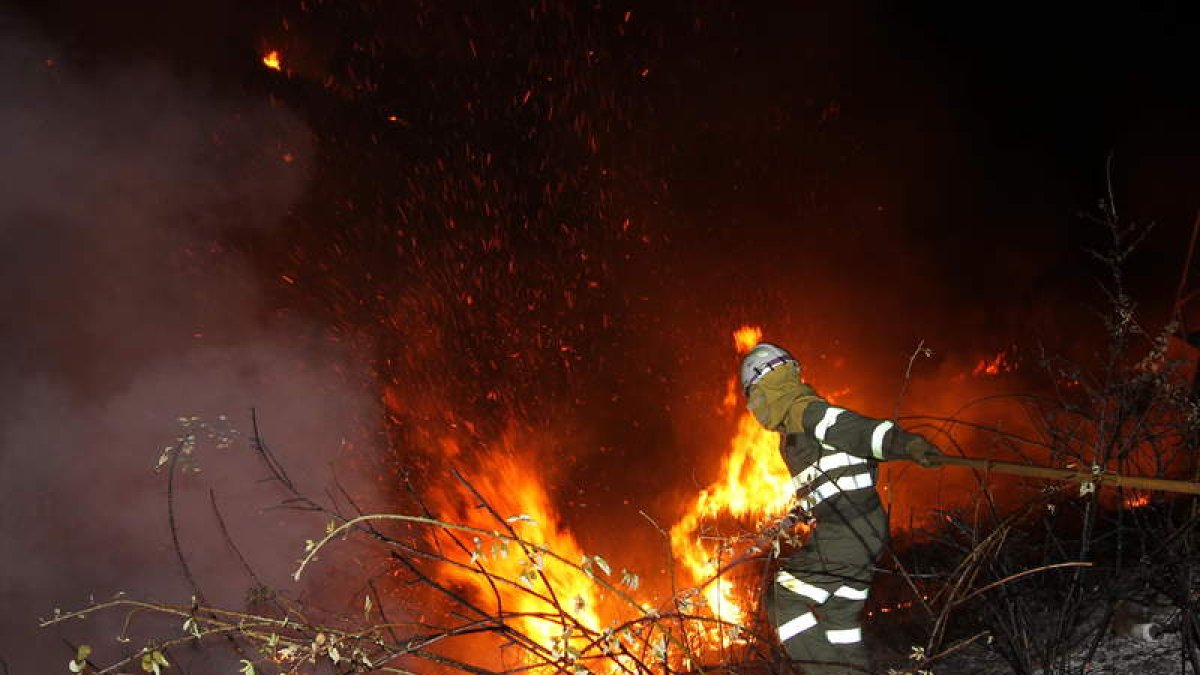 Imagen de archivo de un incendio forestal en Villafeile, en septiembre de este año.