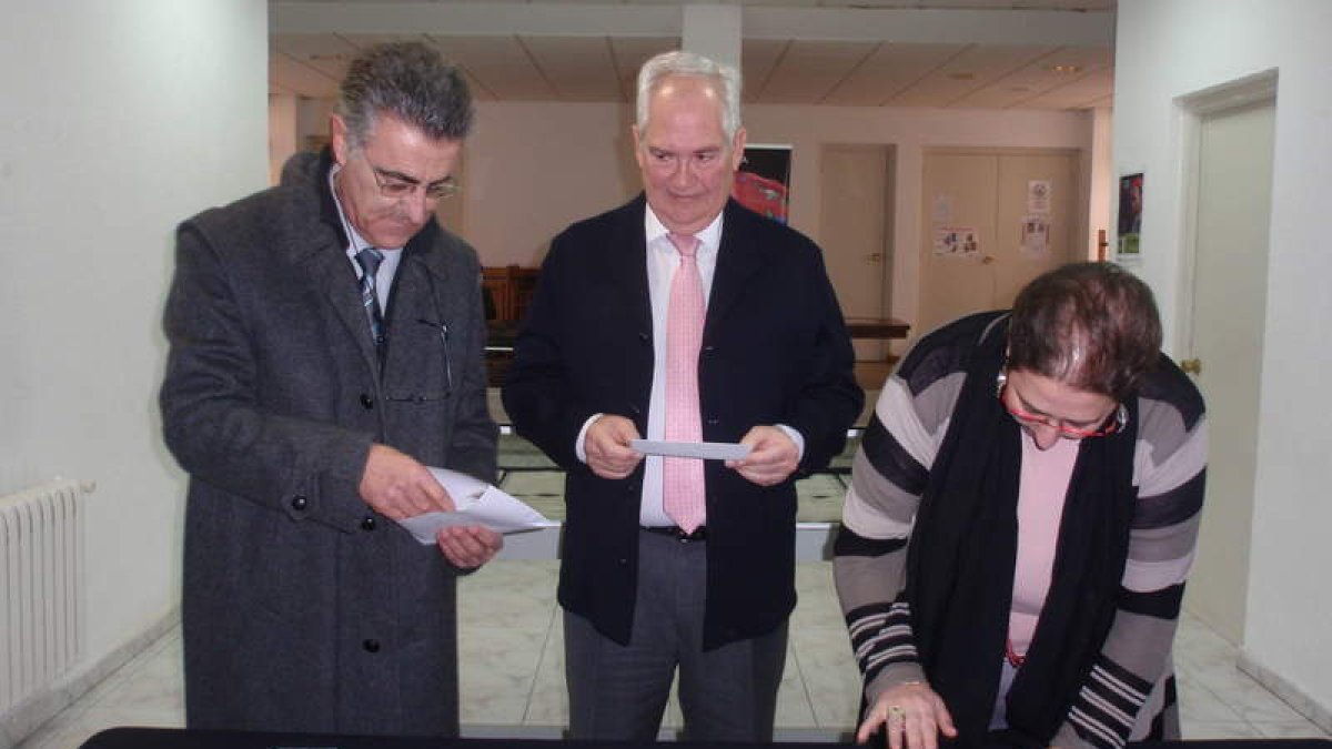 Julián Vega, Guillermo García y Mercedes G. Rojo, durante el matasellado.