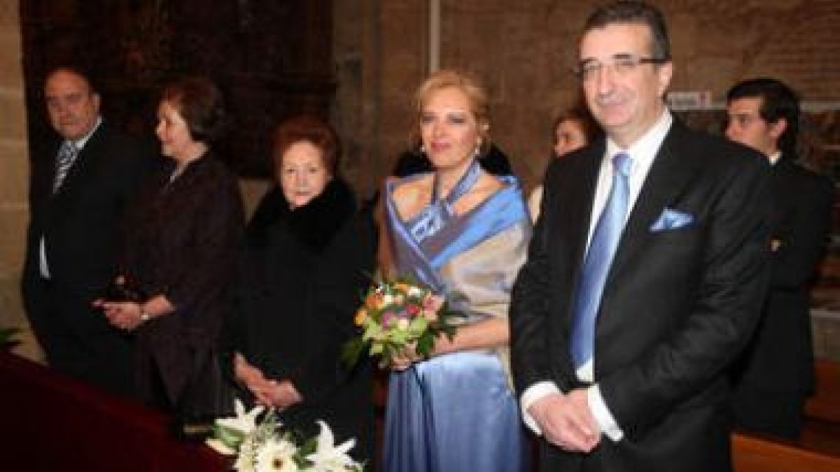 María Concepción de León Muñoz y José Luis Benito Monclús, instantes antes de la celebración eucarís