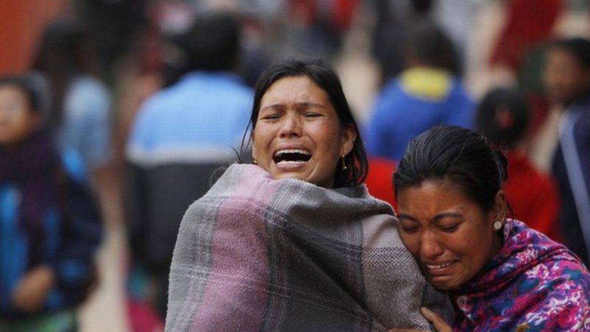 Una nepalí llora por la tragedia de Nepal.