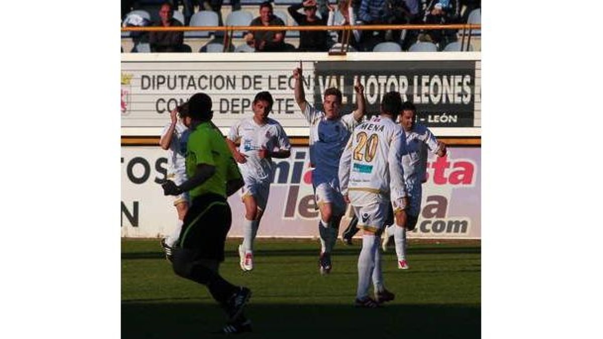 Viola, con sus dedos índices hacia el cielo, celebra el gol del empate a dos goles.