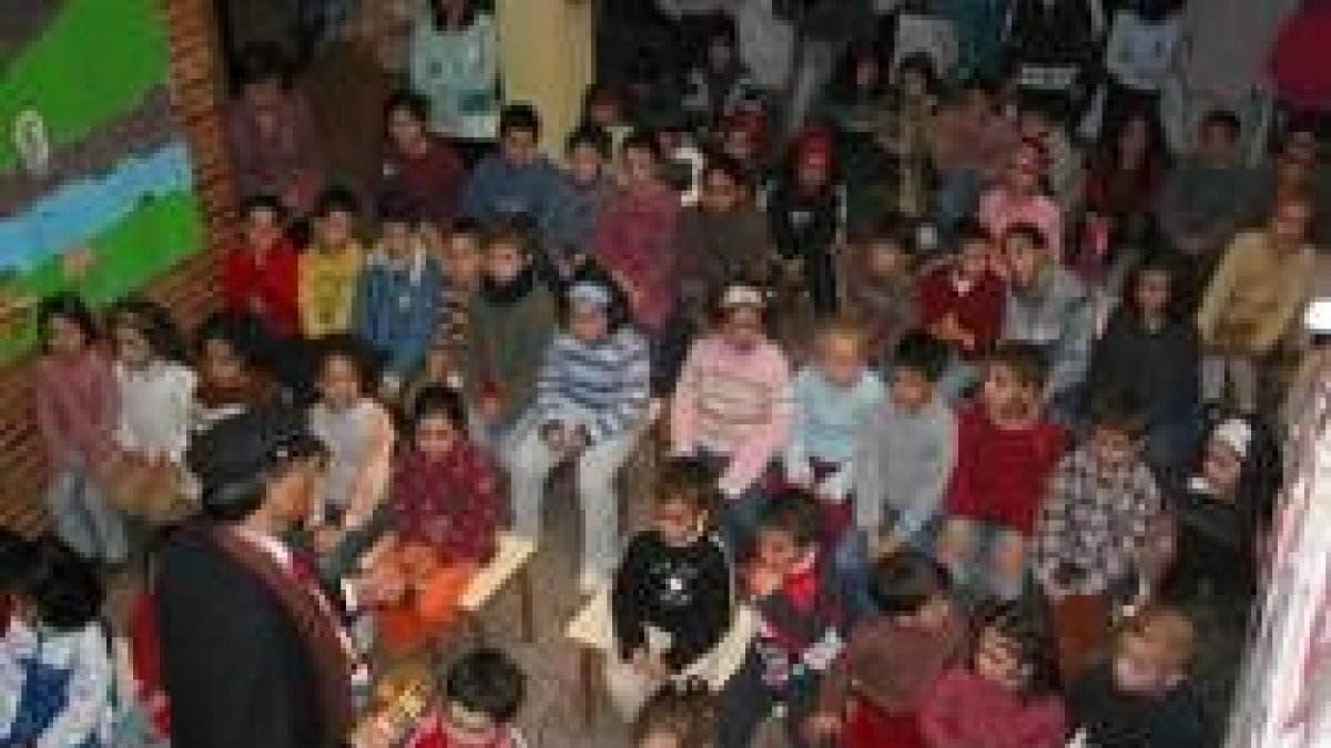 Los niños disfrutan de las explicaciones dadas por los miembros del grupo asturiano Game