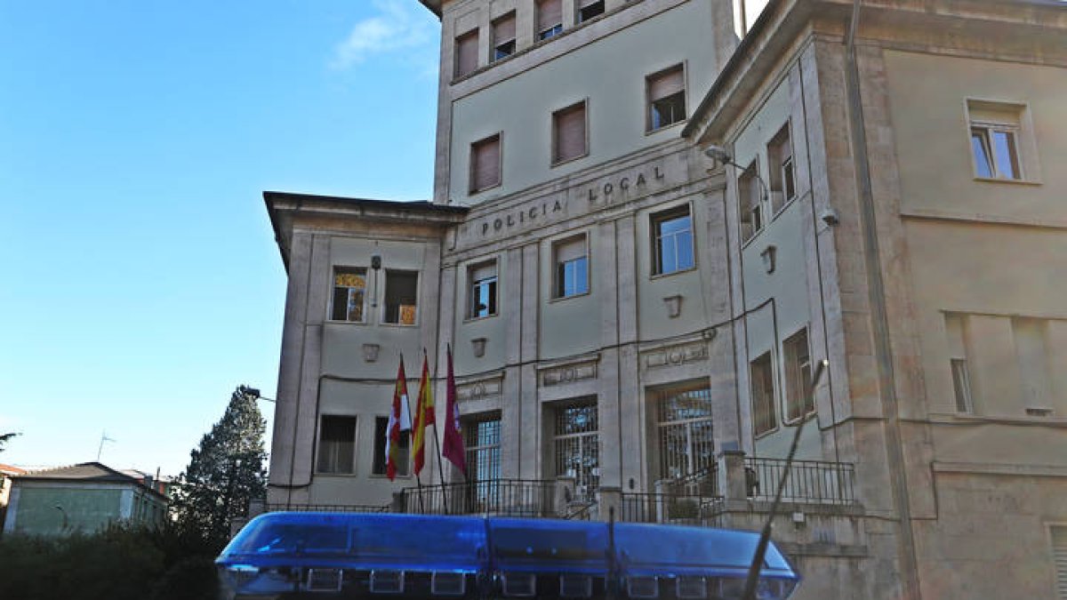 Un coche de la Policía Local de León. RAMIRO