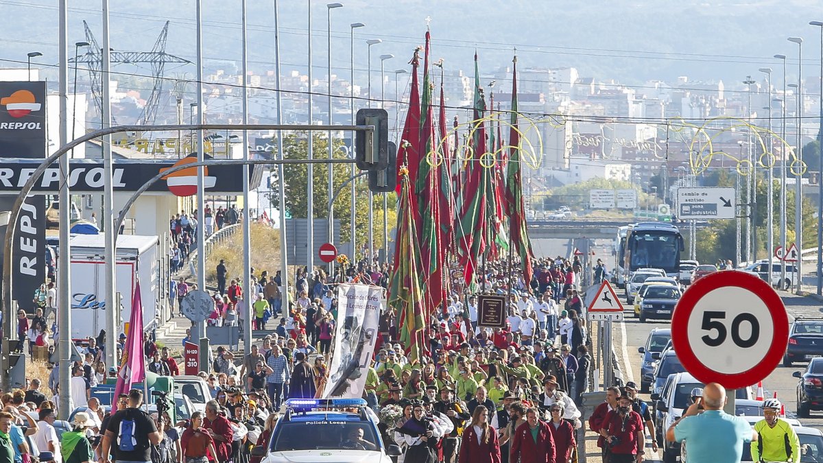 Desfile de Pendones en la tradicional romería de San Froilán en La Virgen del Camino (León) declarada de Interés Turístico Provincial y Regional