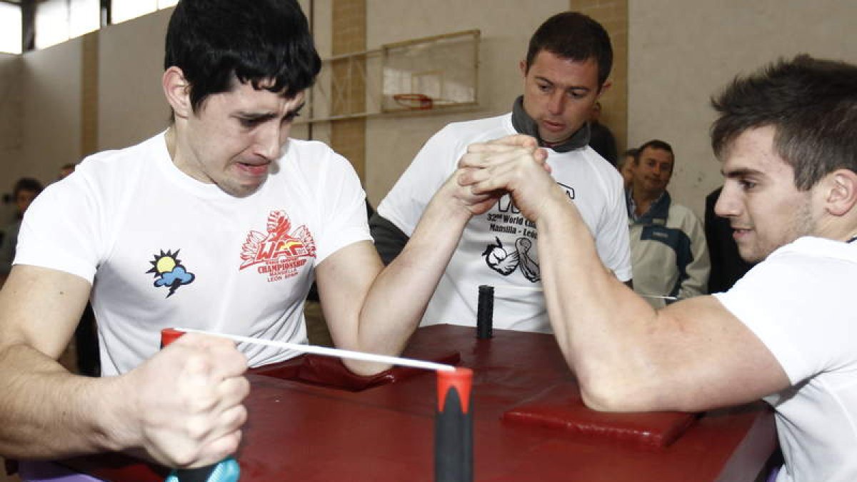 El Campeonato del Mundo de Lucha de Brazos reunió en Mansilla de las Mulas a 80 deportistas de una decena de países.