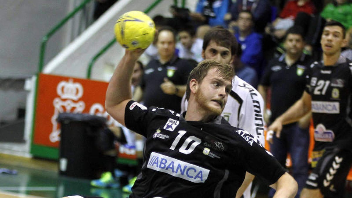 El pivote Diego Piñeiro, autor ayer de seis goles, fue de los más destacados y confirmó su creciente peso en la plantilla ademarista