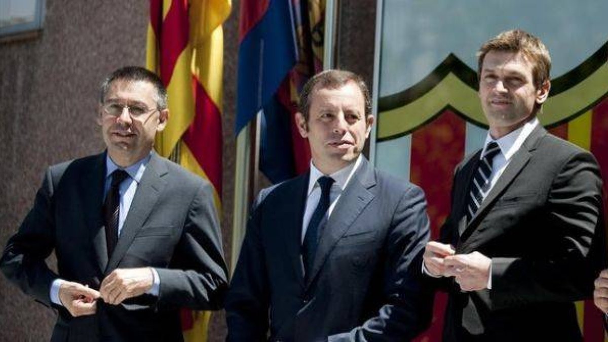Josep Maria Bartomeu, Sandro Rosell y Tito Vilanova, en la presentación del último como entrenador del Barça, en junio del 2012.