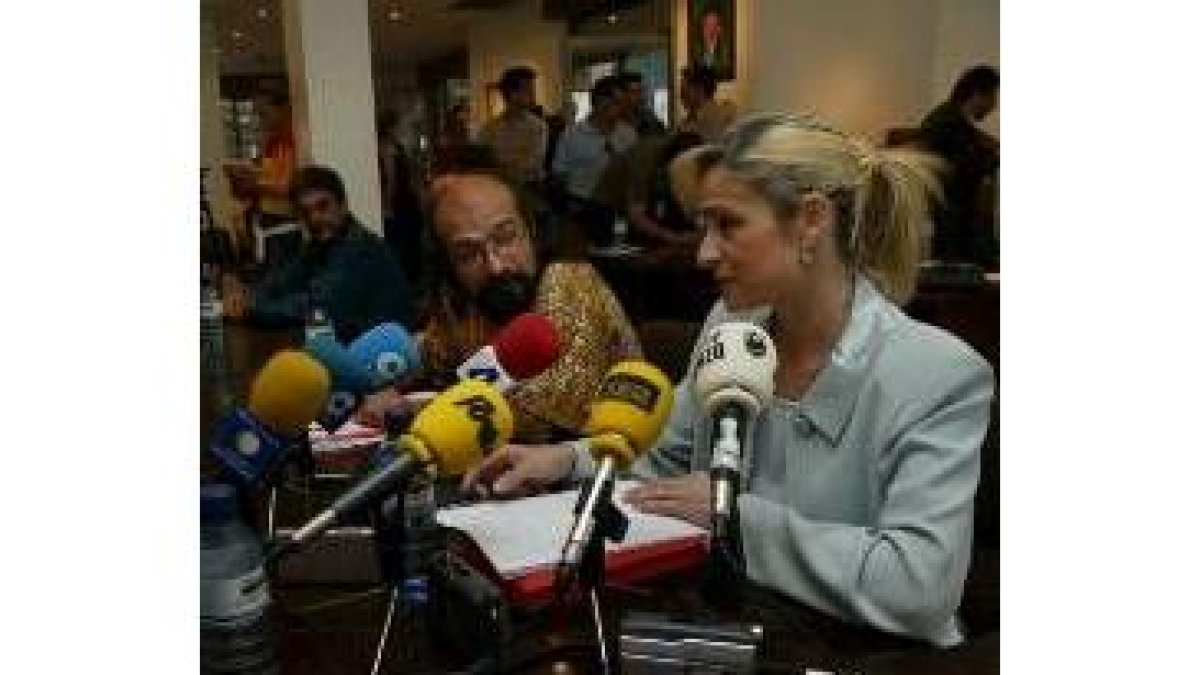 María José Estrada, en una rueda de prensa después de un pleno