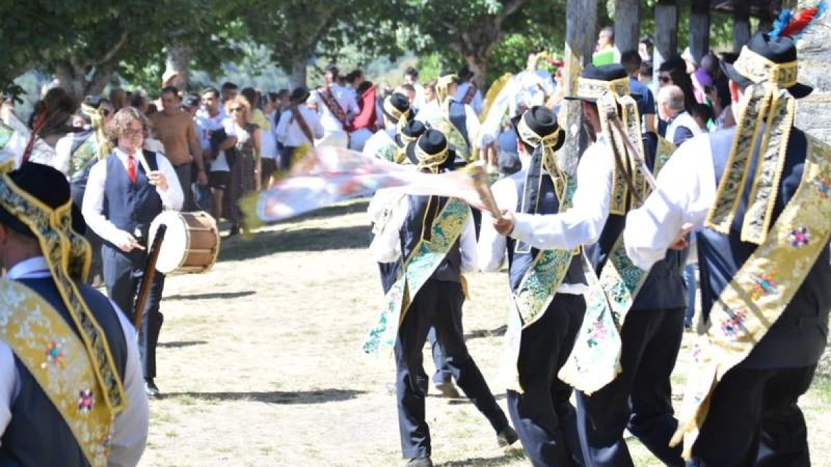 Los danzantes de Chano, vestidos con pantalón y chaleco negro, ayer en el entorno de la Romería de Trascastro. EPIGMENIO RAMÓN MARTÍNEZ