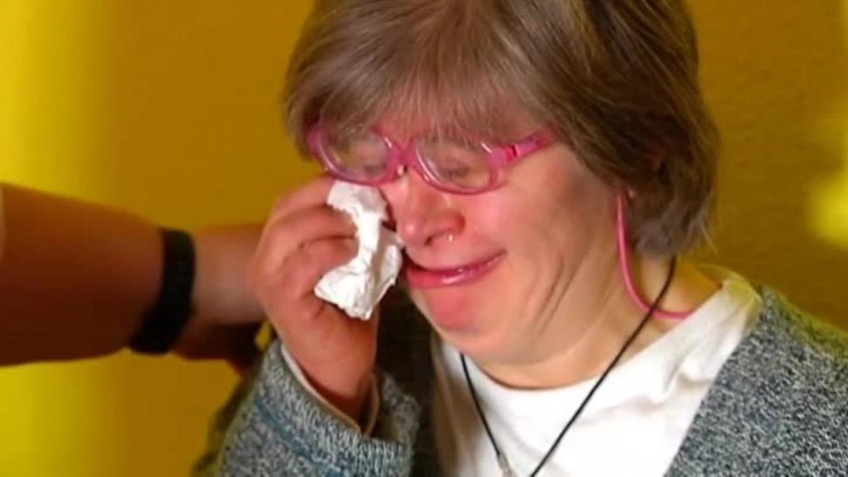 Las lágrimas de Julia esconden el dolor del rechazo. Hace unos días fue expulsada de una charla publicitaria por tener síndrome de Down.