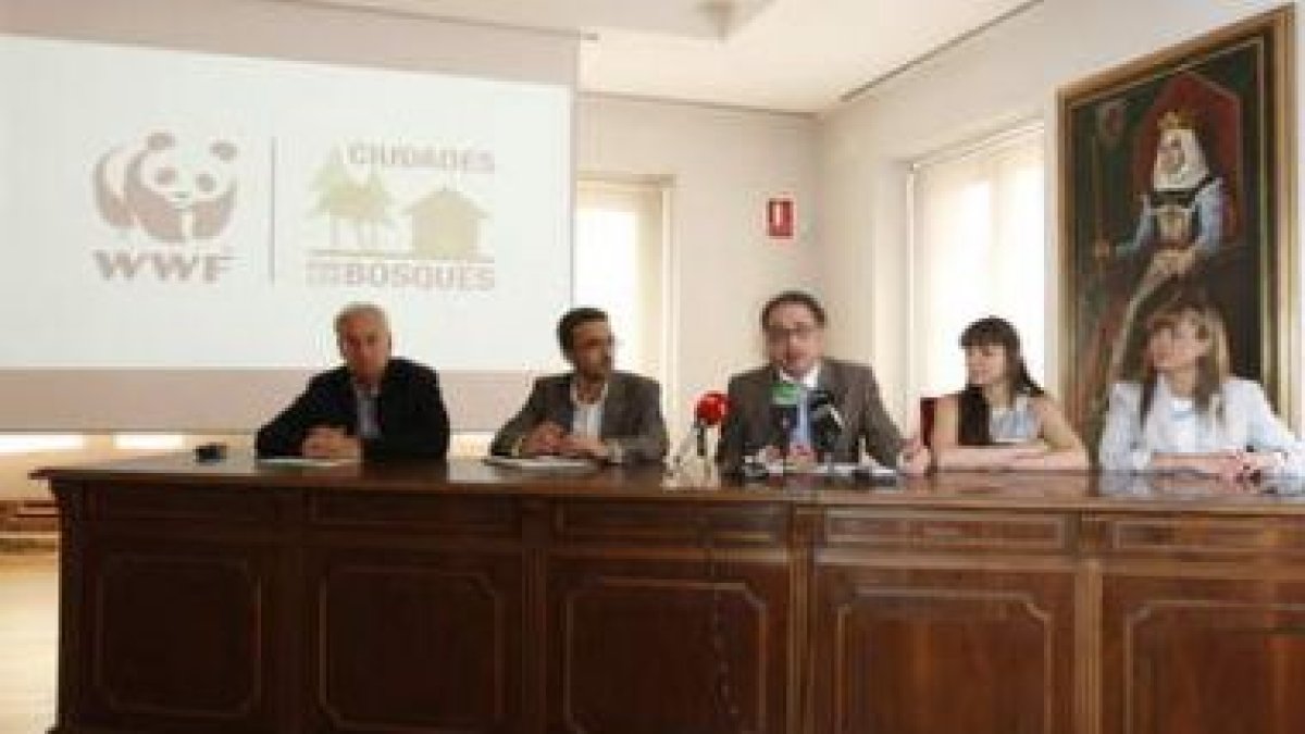 Javier Chamorro, en el centro, durante la entrega del galardón a la ciudad.
