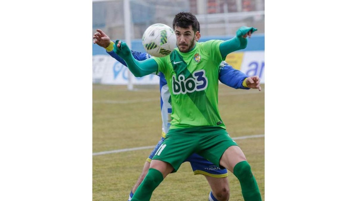 Cidoncha volvió a jugar en la banda derecha de la Deportiva y de nuevo dejó buenas sensaciones. PACO SANTAMARÍA