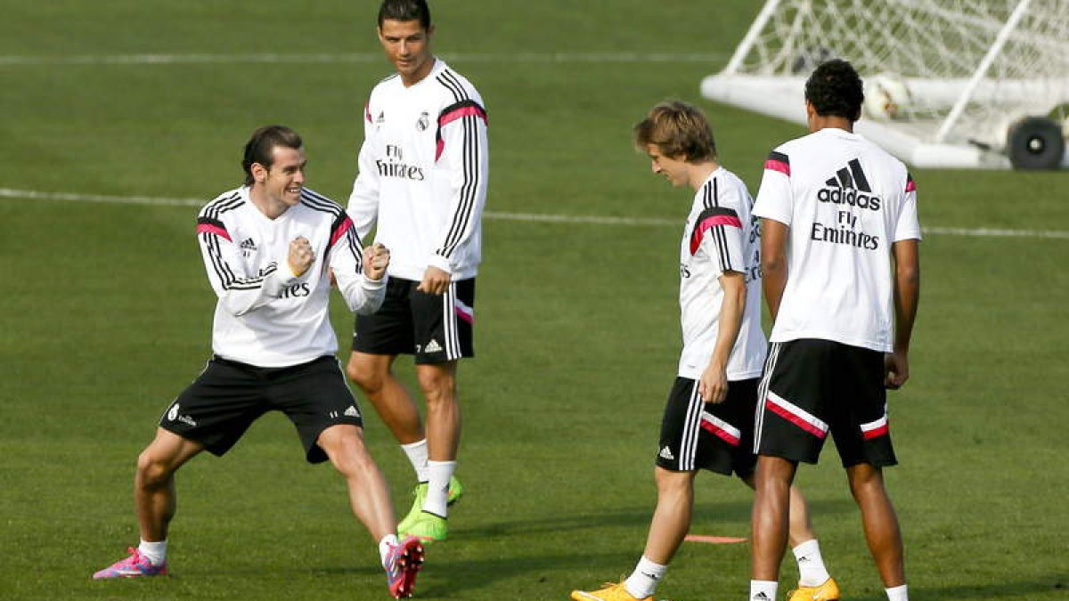 Módric, a la derecha junto a Varane, regresó ayer a los entrenamientos tras su lesión.