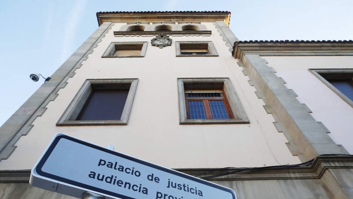 La Audiencia Provincial juzga hoy a los dos acusados. Derecha, droga y dinero incautado. RAMIRO / DL