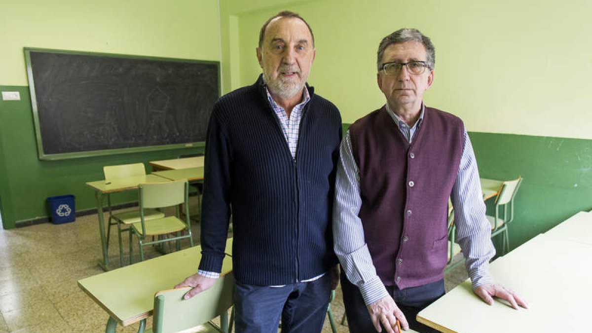 Bermejo y Santos, en una de las aulas del Juan del Enzina, donde desarrollan su proyecto. FERNANDO OTERO
