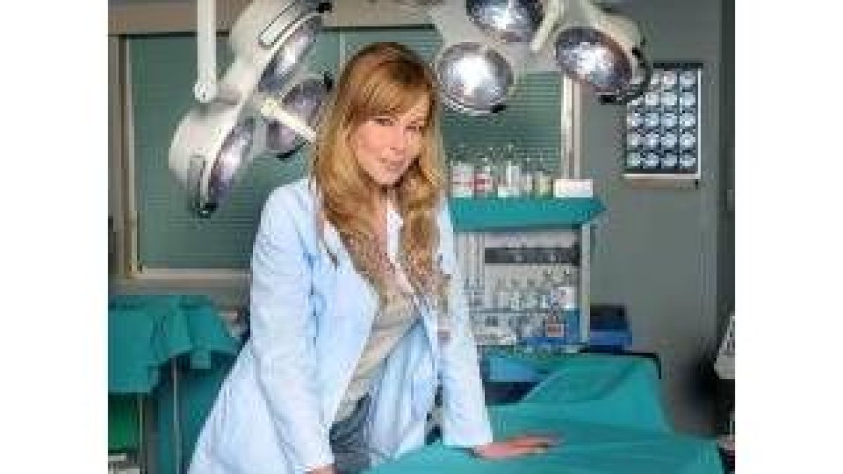 La actriz Ana Obregón caracterizada como bióloga