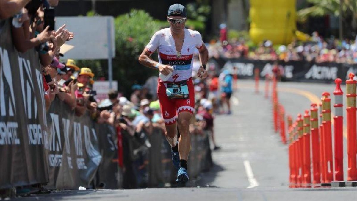 Javier Gómez Noya sufre en el segmento de maratón.