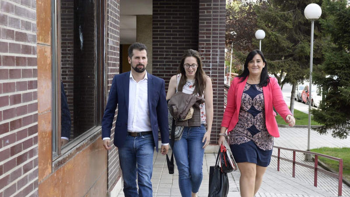 Tudanca, Andrea Carrascal, de Juventudes, y Ana Sánchez, ayer. EFE