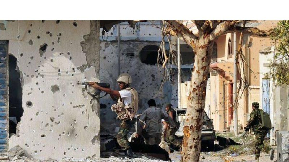 Rebeldes libios, durante combates en Sirte, el miércoles.