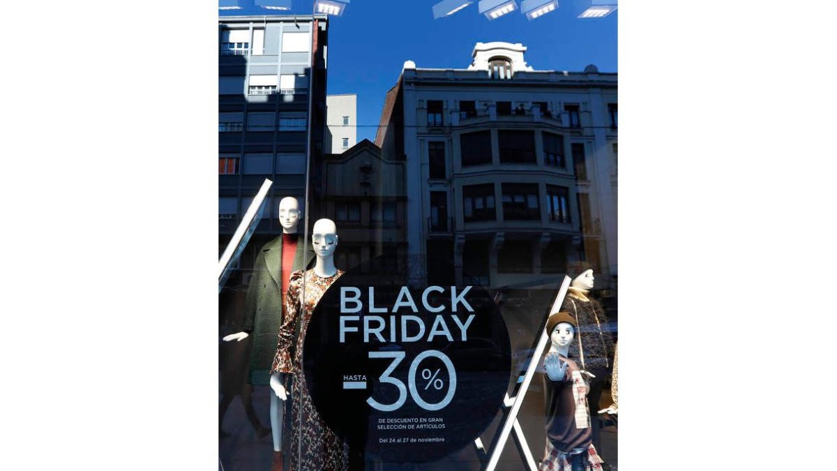 El comercio leonés se sumó el fin de semana de forma masiva a los descuentos del Black Friday. JESÚS