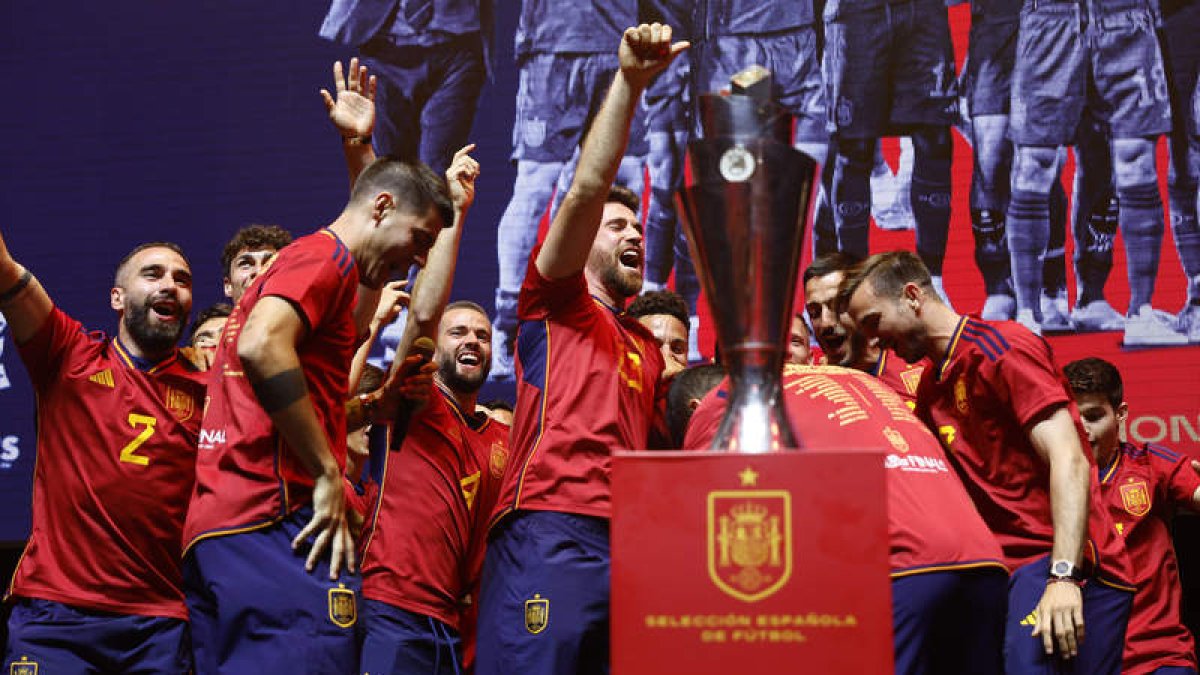 Un momento de la celebración, con la copa al frente. R. JIMÉNEZ