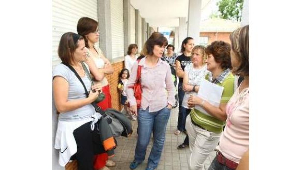 Una veintena de madres acudieron a la convocatoria.