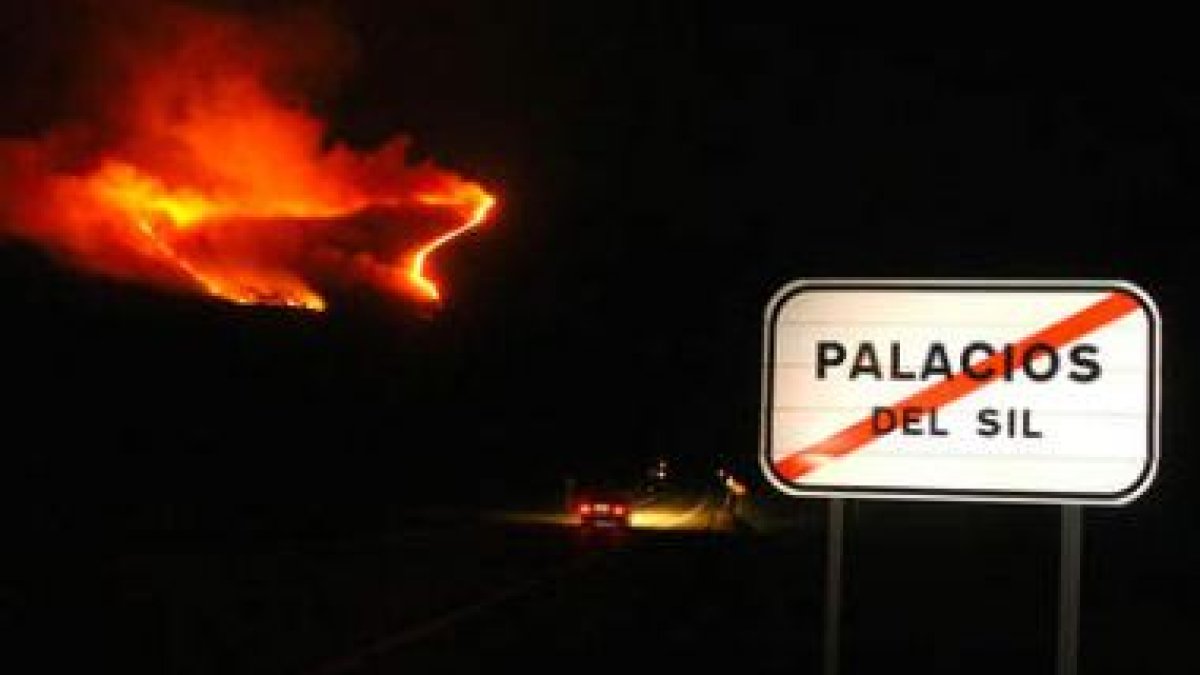 La lengua de fuego se aproximó al castro, a la entrada de Palacios.