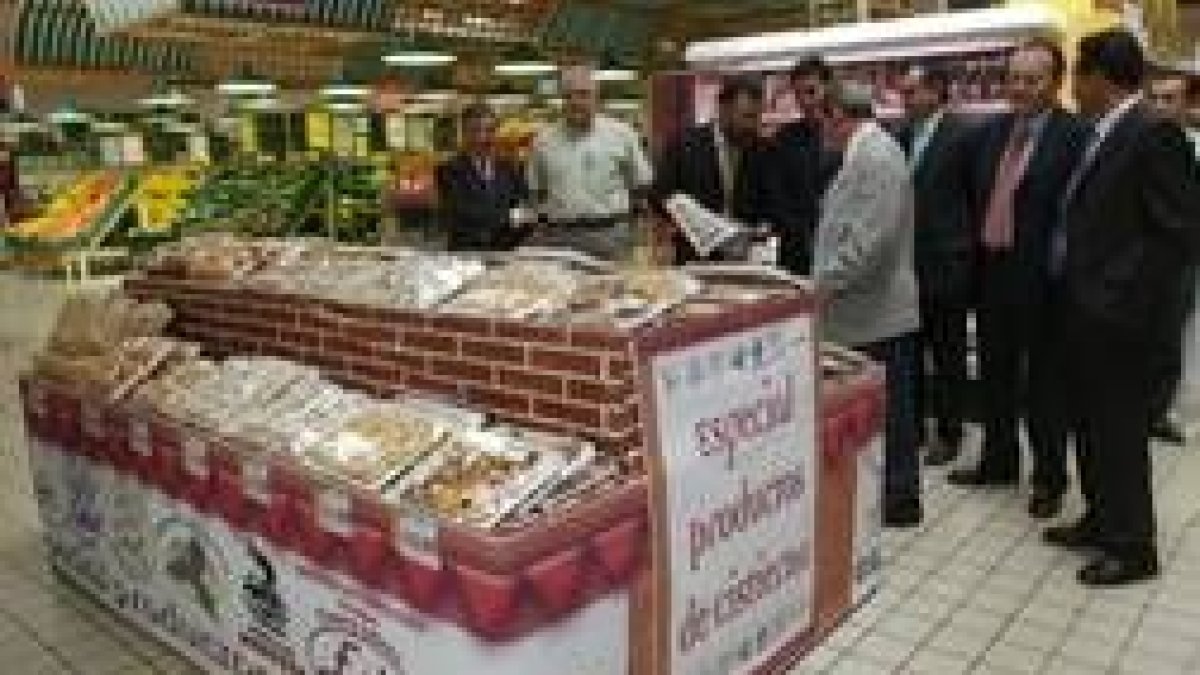 Los alimentos más importantes de la zona están expuestos en el pasillo central