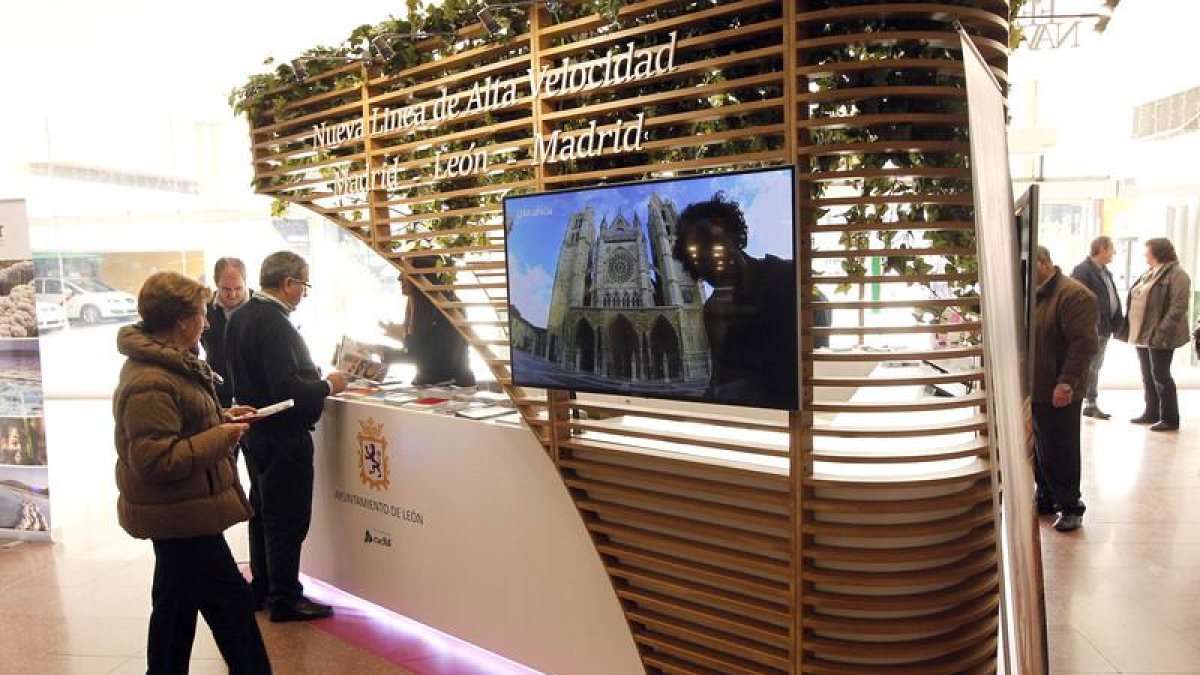 El estand de León instalado en la estación de Chamartín