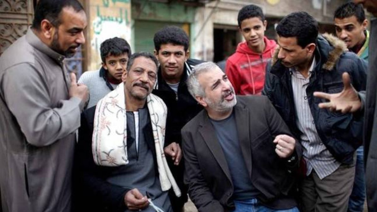 Anthony Shadid habla con residentes de El Cairo este mes de febrero.